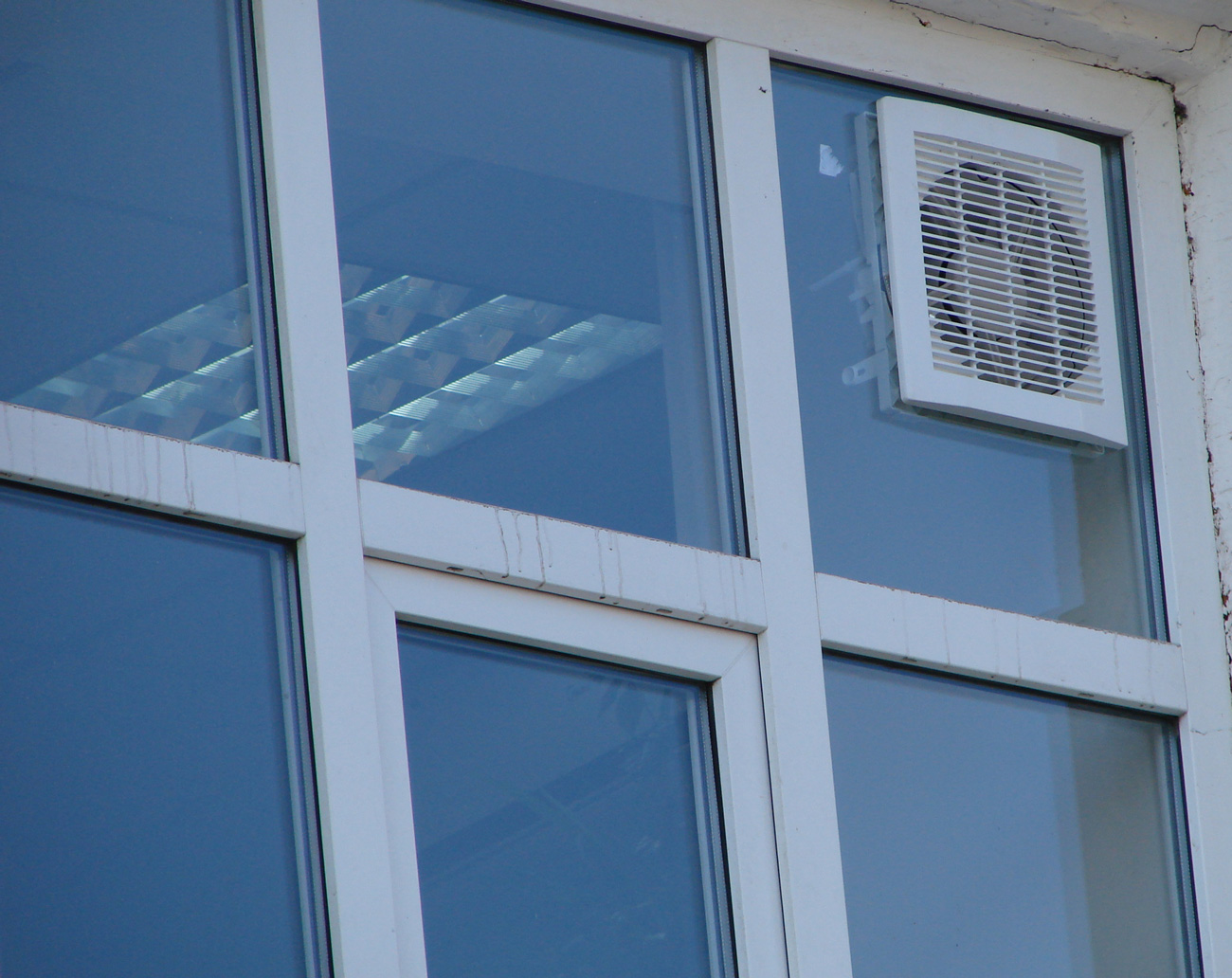 Вентилятор в стеклопакет пластикового окна