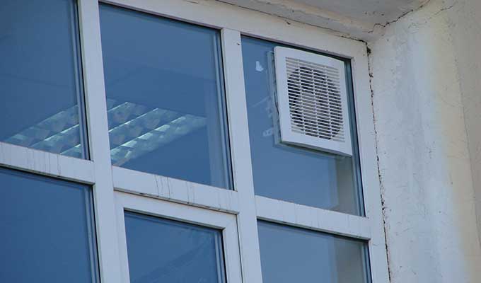 Установка вентилятора на окне 