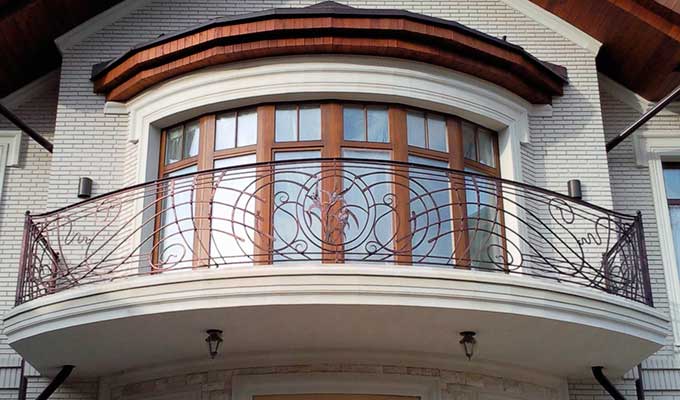 Балкон с перилами